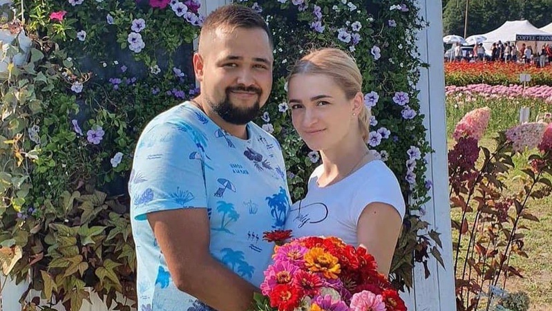 Волинянин романтично освідчився коханій на квітковому полі