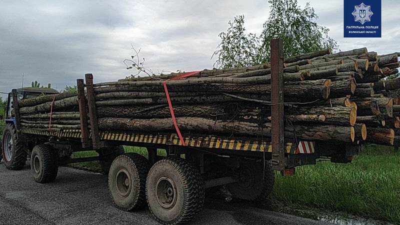 На Волині зупинили водія трактора, який не знав, звідки взяв деревину