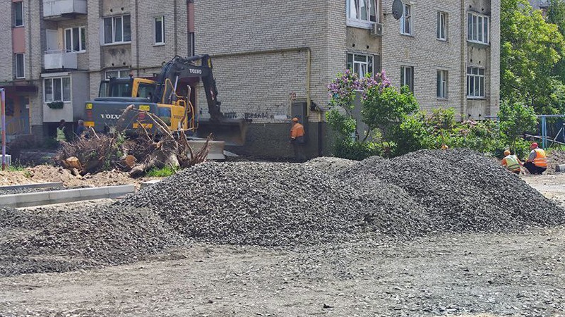 У Луцьку ремонтують декілька дворів