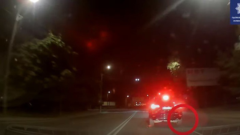 Патрульні показали, як у Луцьку п’яний водій маневрував і намагався «не спалитись». ВІДЕО