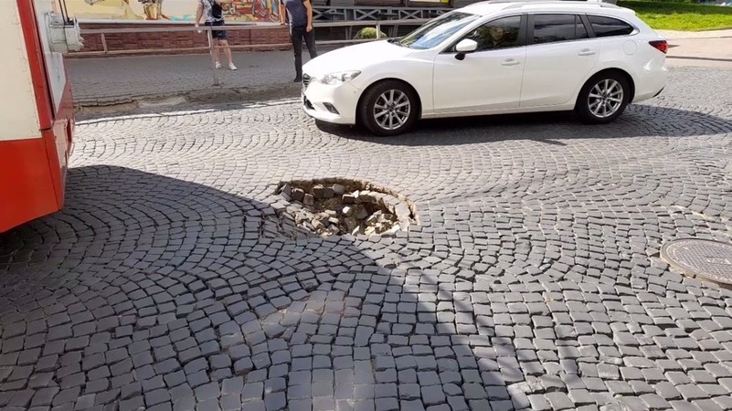 У центрі Луцька утворилось провалля