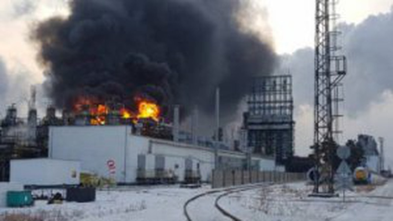 Маштабна пожежа на росії − горить нафтопереробний завод