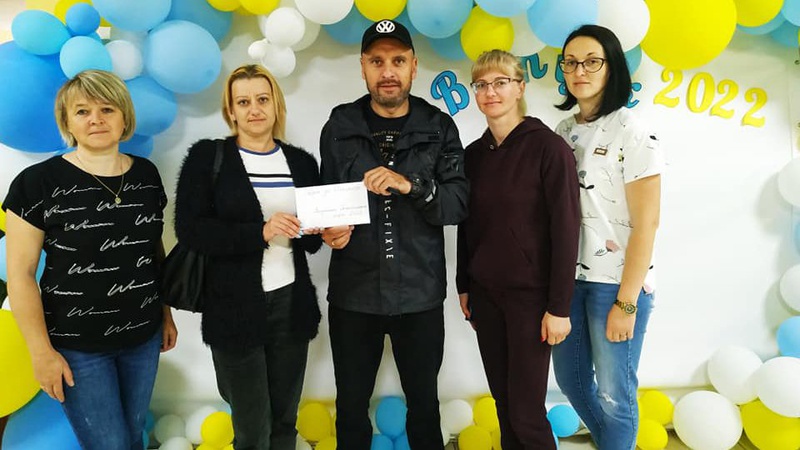 Замість квітів на випускний школярі волинського ліцею придбали лопати для захисників. ФОТО