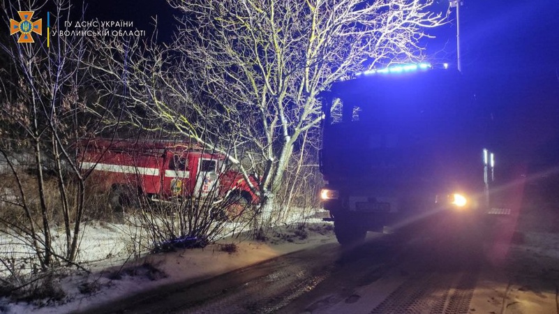 У селі на Волині серед ночі горіла хата-пустка. ФОТО. ВІДЕО