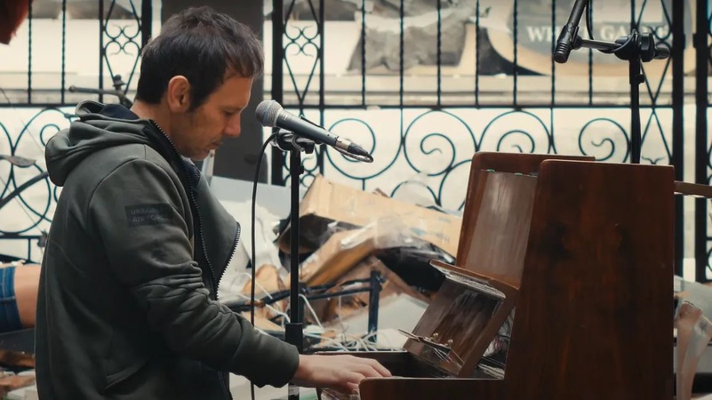 Вакарчук зняв спеціальний кліп на пісню «Обійми» в розбомбленому Харкові