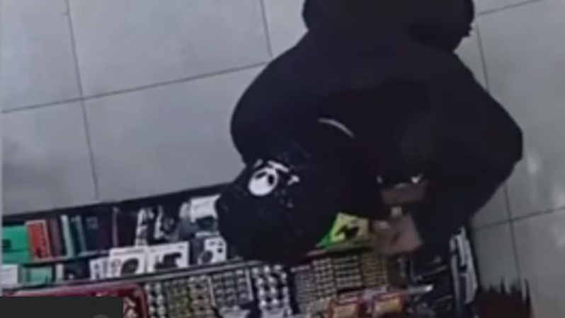 У Володимирі молодик покрав з магазину товар. ВІДЕО