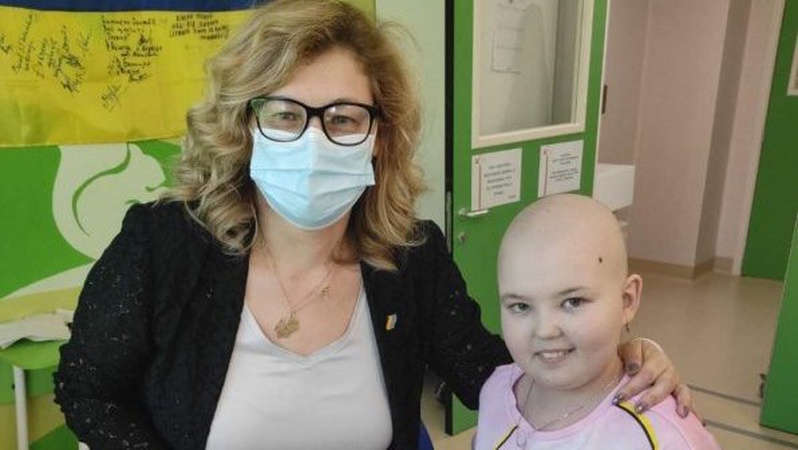 Онкохвора дівчинка з Волині малює картини, а кошти від продажу передає ЗСУ