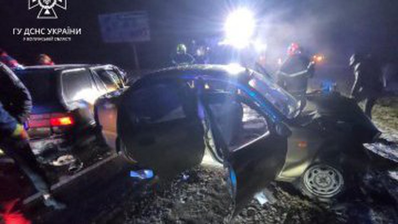 Слизька дорога: ввечері під Луцьком зіткнулися легковики, трьох людей госпіталізували