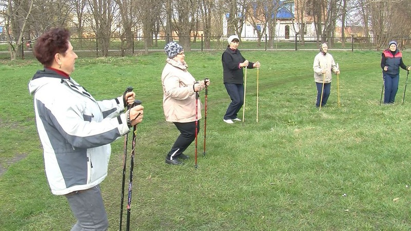 Пенсіонерки з Волині захопилися скандинавською ходьбою