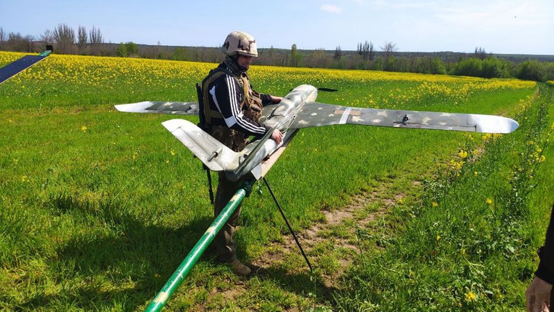 Волинянин з підрозділа «Злі пташки» виготовляє дрони