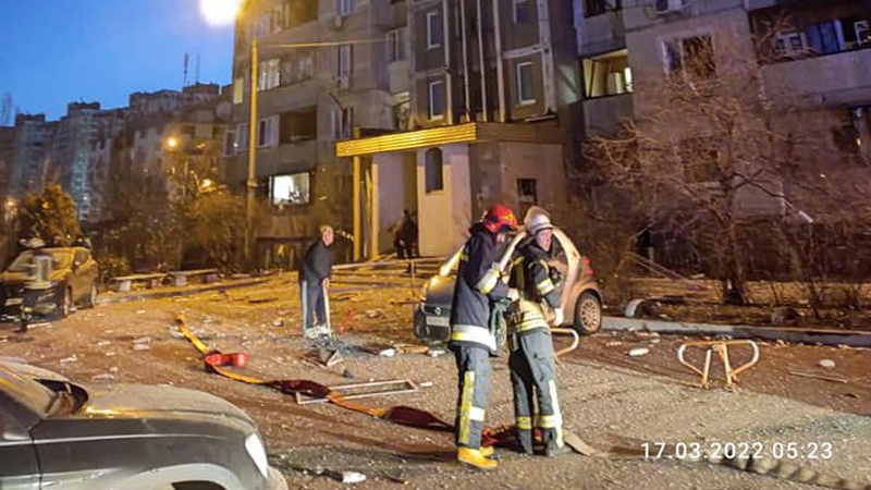 У Києві внаслідок падіння залишків збитої ракети сталося руйнування та загоряння у багатоповерхівці. ФОТО. ВІДЕО
