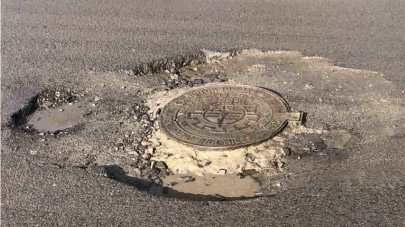 У Луцьку усунули провалля, яке утворилося посеред дороги