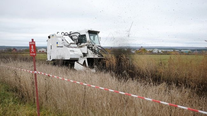 Україна придбала найефективнішу машину для розмінування територій (фото)