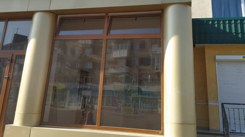 У Володимирі хулігани розбили вітрину магазину