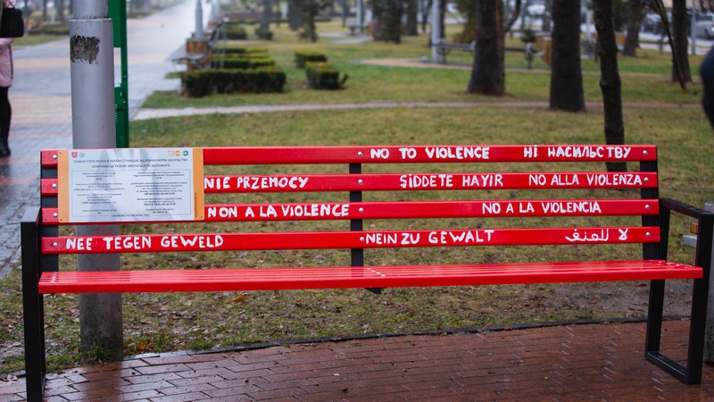 Луцьк доєднається до всесвітньої акції «Червона лавка»