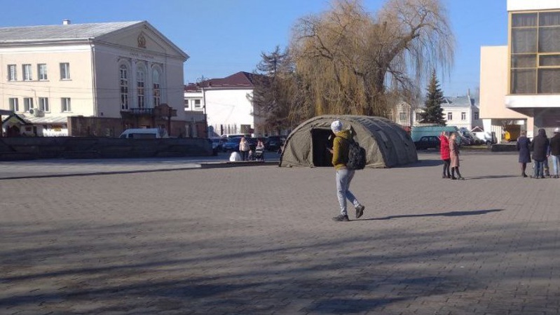 У Луцьку на Театральному майдані встановили спеціальний намет. ФОТО. ВІДЕО