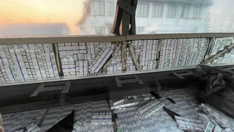 На українсько-угорському кордоні затримали автобус, «забитий» контрабандними цигарками