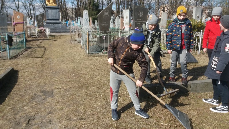 П’ятикласники ковельського ліцею прибирали могили