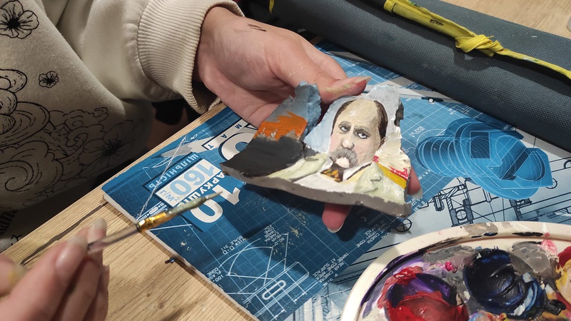 У Рожищі діти роблять сувеніри з уламків ворожих ракет, щоб допомогти ЗСУ