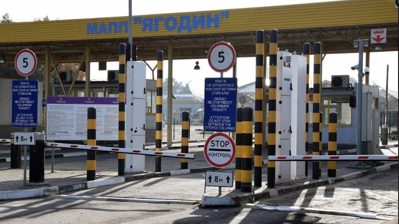 Через «Ягодин» відновили транзит вантажівок: скільки вже виїхало авто