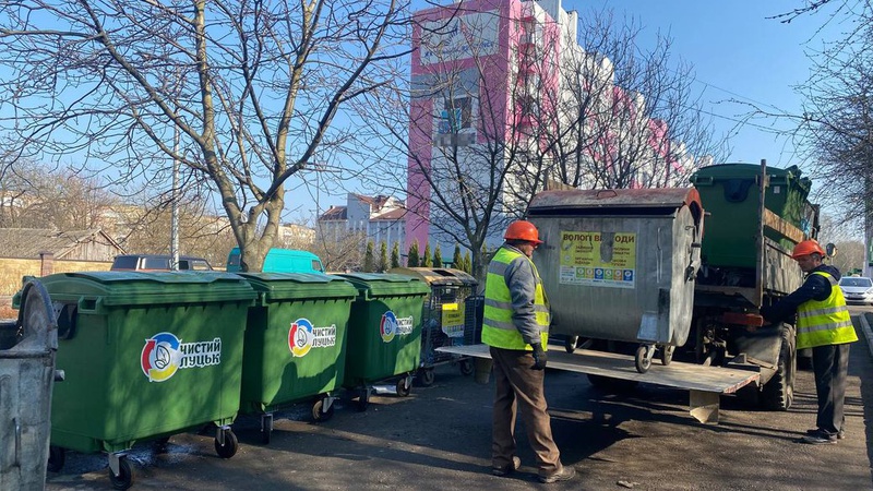 У Луцьку замінюють контейнери для побутового сміття