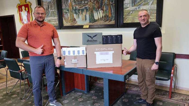 Луцькрада передала військовим акумулятори до дронів та підсилювач сигналу