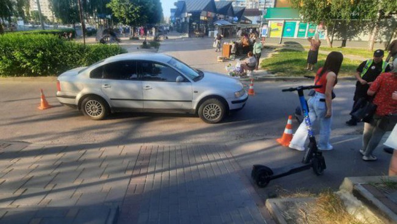 У Луцьку під колеса легковика потрапив 14-річний хлопець на самокаті