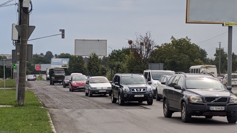 Ремонт по-луцьки: здерли верхній шар асфальту і так покинули на 4 дні. ФОТО