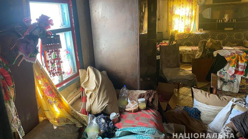 На Волині поліцейські виявили пенсіонерку, яка жила в бруді та холоді