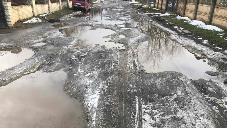 «Скоро в цих ямах будемо губити колеса і ламати ноги», – житель Прилуцького про вулицю в селі. ФОТО