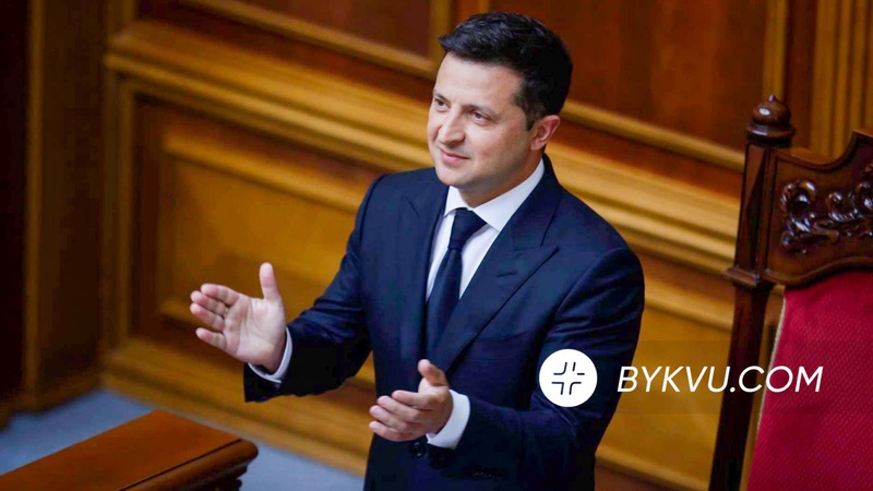 Двоє творців Основного Закону слухали Зеленського у футболках «Зе – вбивця Конституції». ФОТО