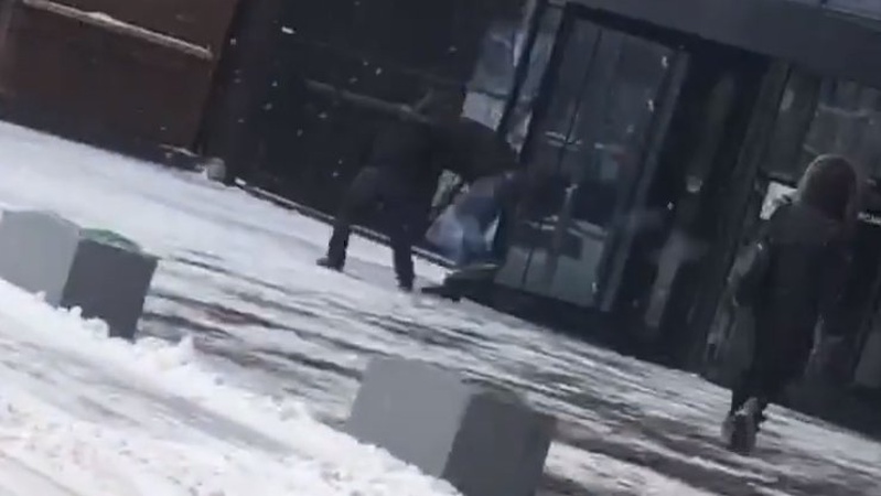 У Луцьку біля популярного торгового центру побилися молодики