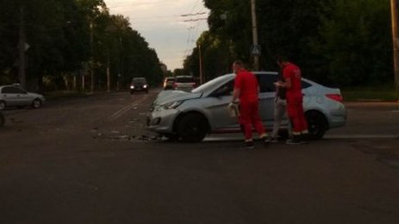 На виїзді з Луцька зіткнулися два легковики. ФОТО