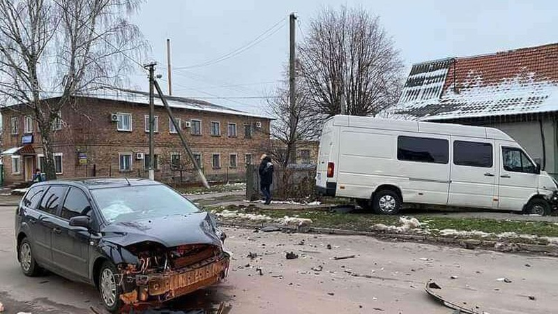 У Нововолинську бус зіштовхнувся з легковиком