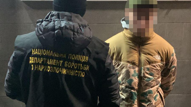 У Луцьку оперативники перехопили і затримали наркоторговця біля поштового відділення