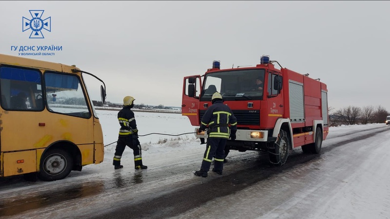На Волині з дороги знесло шкільний та пасажирські автобуси