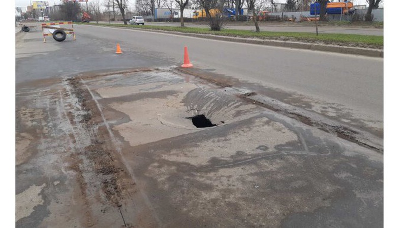 У Луцьку обвалився колектор: перекрили вулицю