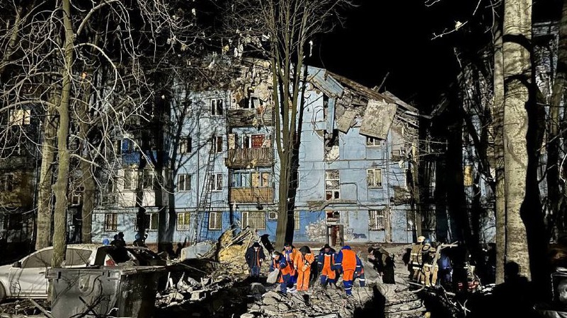 Рашисти обстріляли житловий будинок у Запоріжжі: відомо про 2 загиблих. ФОТО