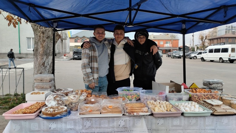 Юні волонтери з Волині торгували смаколиками задля допомоги ЗСУ