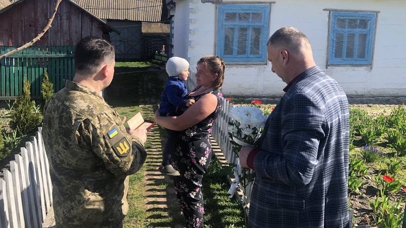 У громаді на Волині рідним загиблих захисників вручили їх посмертні нагороди