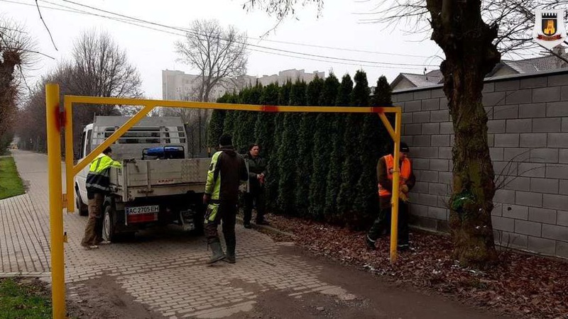 Муніципали позрізали шлагбауми у селах під Луцьком.ФОТО