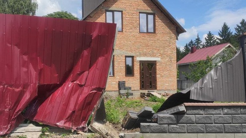 «Двічі затарювалася пивом»: розповіли, як у Луцьку п’яна «в дрова» водійка тролейбуса в’їхала в паркан