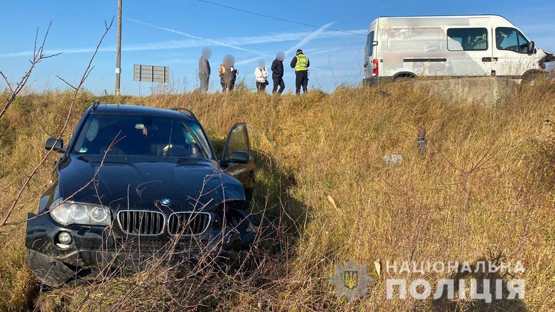 На Волині водійка буса не пропустила легковик, і той від удару злетів з дороги. ФОТО