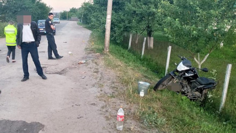 У селі на Волині – смертельна ДТП: мотоцикліст загинув, пасажира рятують медики. ФОТО