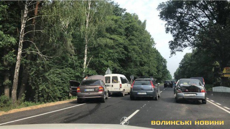 Подвійна ДТП у Шацьку: зіткнулися «Опель», «Лада» та «Пежо»