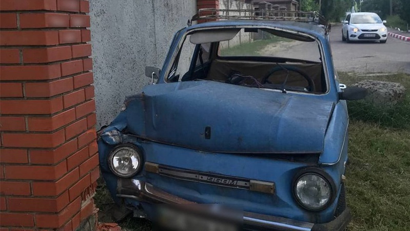 У Луцьку пенсіонер в’їхав в огорожу і пішов запивати горе