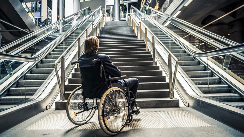 Лучанин на візку не може піднятися у власну квартиру