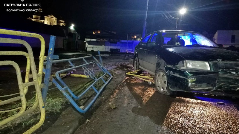 У Луцьку п’яний водій зніс огорожу. ФОТО