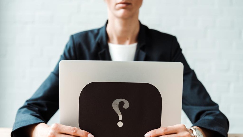 Кабмін хоче повернути з-за кордону біженців, які працюють у державних структурах