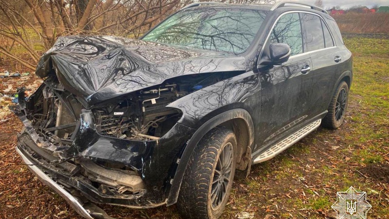 Розшукали власника покинутого після ДТП авто